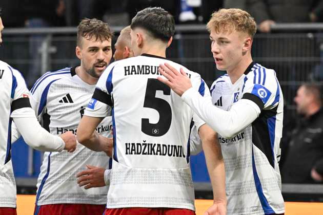 GER; 2. FBL,, Hamburger SV vs SpVgg Greuther Fürth 21.12.2024, Volksparkstadion, Hamburg, GER; 2. FBL, Hamburger SV vs SpVgg Greuther Fürth im Bild Adam Karabec (Hamburg 17) schiesst das 3-0 fuer Hamburg vorbei an Torhueter Moritz Schulze (Fuerth 42) und jubelt mit der Mannschaft