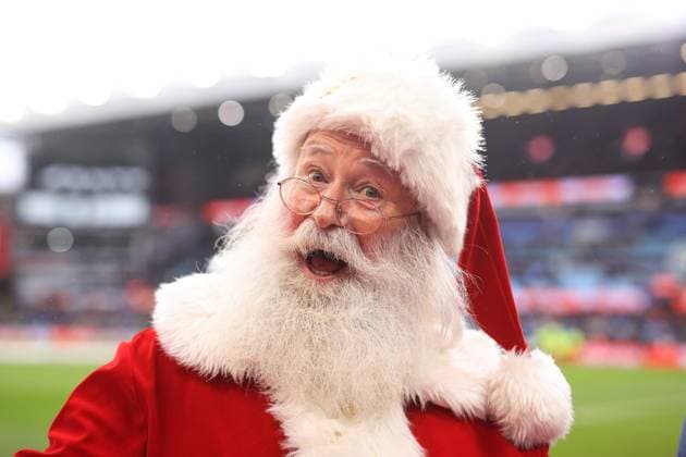 Sport Themen der Woche KW51 Sport Bilder des Tages Football - Premier League - Aston Villa v Manchester City 21st December 2024 - Premier League - Aston Villa v Manchester City - Someone dressed as Santa - Photo: Simon Stacpoole Offside. Birmingham UK *** Fußball Premier League Aston Villa gegen Manchester City 21. Dezember 2024 Premier League Aston Villa gegen Manchester City Jemand als Weihnachtsmann verkleidet Foto Simon Stacpoole Offside Birmingham UK  Copyright: xSimonxStacpoolexOffside