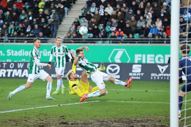 Zweikampf zwischen Philipp Strompf (SSV Ulm 1846, 32)Torge Paetow (Preussen Muenster, 16) GER, Preussen Muenster gegen SSV Ulm 1846, Fussball, 2.Liga, 17.Spieltag, Spielzeit 2024 2025, 21.12.2024 DFL REGULATIONS PROHIBIT ANY USE OF PHOTOGRAPHS AS IMAGE SEQUENCES AND OR QUASI-VIDEO GER, Preussen Muenster gegen SSV Ulm 1846, Fussball, 2.Liga, 17.Spieltag, Spielzeit 2024 2025, 21.12.2024 Muenster