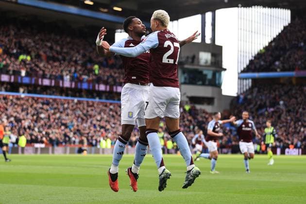 Sport Themen der Woche KW51 Sport Bilder des Tages Football - Premier League - Aston Villa v Manchester City 21st December 2024 - Premier League - Aston Villa v Manchester City - Jhon Duran of Aston Villa celebrates their first goal with Morgan Rogers of Aston Villa - Photo: Simon Stacpoole Offside. Birmingham UK *** Fußball Premier League Aston Villa v Manchester City 21. Dezember 2024 Premier League Aston Villa v Manchester City Jhon Duran von Aston Villa feiert sein erstes Tor mit Morgan Rogers von Aston Villa Foto Simon Stacpoole Abseits Birmingham UK  Copyright: xSimonxStacpoolexOffside