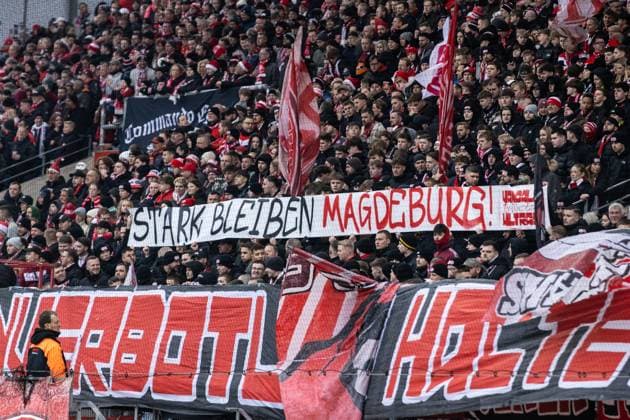 Bilder des Jahres 2024, Sport 12 Dezember Sport Themen der Woche KW51 3. Liga: Rot-Weiss Essen - VfB Stuttgart II; 21.12.2024 Fans von Rot-Weiß Essen mit dem Banner, Strak bleiben Magdeburg , Schweigeminute bis zum Spielanfang. 3. Liga: Rot-Weiss Essen - VfB Stuttgart II; Essen, Stadion an der Hafenstrasse, 21.12.2024 DFB regulations prohibit any use of photographs as image sequences and or quazi-video *** 3 Liga Rot Weiss Essen VfB Stuttgart II 21 12 2024 Fans of Rot Weiß Essen with the banner, Strak bleiben Magdeburg , minutes silence until the start of the match 3 Liga Rot Weiss Essen VfB Stuttgart II Essen, Stadion an der Hafenstrasse, 21 12 2024 DFB regulations prohibit any use of photographs as image sequences and or quazi video Copyright: xBEAUTIFULxSPORTS Buriakovx