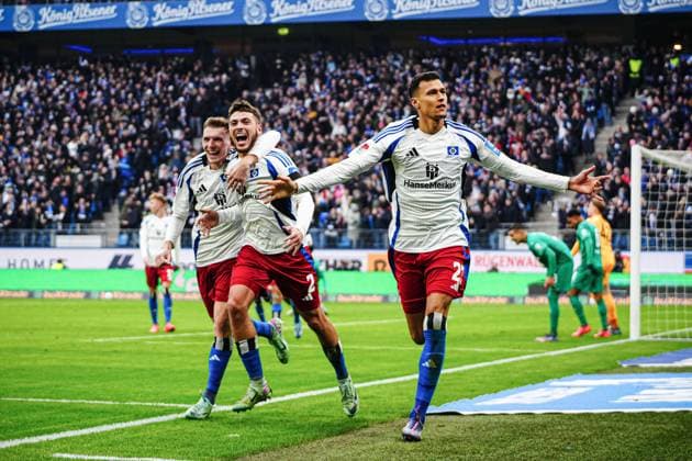Torjubel Emir Sahiti (Hamburger SV, 29), William Mikelbrencis (Hamburger SV, 02) und Davie Selke (Hamburger SV, 27) nach Tor zum 4:0 Davie Selke (Hamburger SV, 27) GER, Hamburger SV vs. SpVgg Greuther Fuerth, Fussball, 2. Bundesliga, Spieltag 17, Saison 2024 2025, 21.12.2024 DFL REGULATIONS PROHIBIT ANY USE OF PHOTOGRAPHS AS IMAGE SEQUENCES AND OR QUASI-VIDEO GER, Hamburger SV vs. SpVgg Greuther Fuerth, Fussball, 2. Bundesliga, Spieltag 17, Saison 2024 2025, 21.12.2024 Hamburg Copyright: xEibner-Pressefoto MarcelxvonxFehrnx EP_MFN