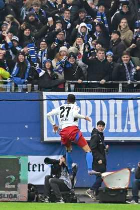 GER; 2. FBL,, Hamburger SV vs SpVgg Greuther Fürth 21.12.2024, Volksparkstadion, Hamburg, GER; 2. FBL, Hamburger SV vs SpVgg Greuther Fürth im Bild Davie Selke (Hamburg 27) schiesst das 4-0 fuer Hamburg vorbei an Torhueter Moritz Schulze (Fuerth 42) und jubelt zu den Fans nordphotoxGmbH xWitke nph00002