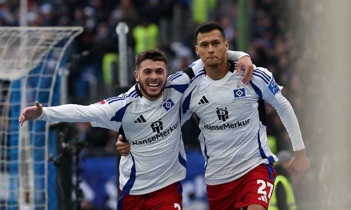 21.12.2024, Fussball 2. Bundesliga 2024 2025, 17. Spieltag, Hamburger SV - SpVgg Greuther Fürth, im Volksparkstadion Hamburg. Jubel (L-R) William Mikelbrencis (Hamburg) und Torschütze Davie Selke (Hamburg) zum Tor zum 4:0