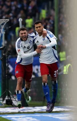 21.12.2024, Fussball 2. Bundesliga 2024 2025, 17. Spieltag, Hamburger SV - SpVgg Greuther Fürth, im Volksparkstadion Hamburg. Jubel (L-R) William Mikelbrencis (Hamburg) und Torschütze Davie Selke (Hamburg) zum Tor zum 4:0