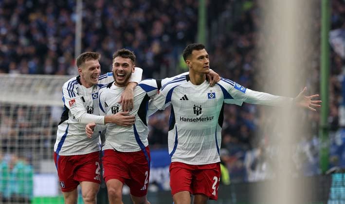 21.12.2024, Fussball 2. Bundesliga 2024 2025, 17. Spieltag, Hamburger SV - SpVgg Greuther Fürth, im Volksparkstadion Hamburg. Jubel (L-R) Emir Sahiti (Hamburg), William Mikelbrencis (Hamburg) und Torschütze Davie Selke (Hamburg) zum Tor zum 4:0
