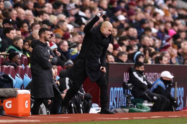 Sport Themen der Woche KW51 Sport Bilder des Tages Pep Guardiola Manager of Manchester City throws a water bottle which nearly hits Unai Emery Manager of Aston Villa Aston Villa v Manchester City, Premier League, Football, Villa Park, Birmingham, UK - 21 Dec 2024 EDITORIAL USE ONLY No use with unauthorised audio, video, data, fixture lists, club league logos or live services. Online in-match use limited to 120 images, no video emulation. No use in betting, games or single club league player publications.  Copyright: xRyanxBrowne Shutterstockx 15012216cl