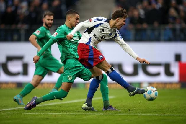 21.12.2024, Fussball 2. Bundesliga 2024 2025, 17. Spieltag, Hamburger SV - SpVgg Greuther Fürth, im Volksparkstadion Hamburg. Tor zum 5:0, (L-R) Maximilian Dietz (Greuther Fürth) gegen Torschütze Otto Emerson Stange (Hamburg) ***DFL and DFB regulations prohibit any use of photographs as image sequences and or quasi-video.***