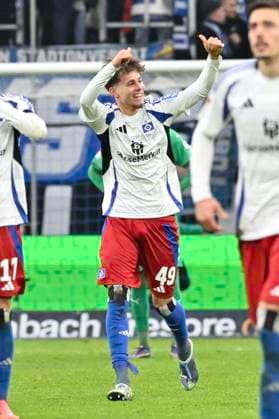 GER; 2. FBL,, Hamburger SV vs SpVgg Greuther Fürth 21.12.2024, Volksparkstadion, Hamburg, GER; 2. FBL, Hamburger SV vs SpVgg Greuther Fürth im Bild Otto Emerson Stange (Hamburg 49) schiesst das 5-0 fuer Hamburg vorbei an Torhueter Moritz Schulze (Fuerth 42) und jubelt