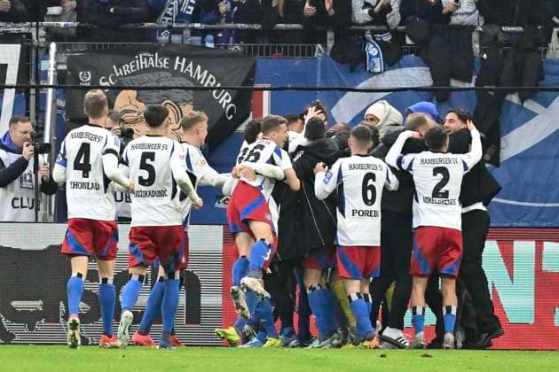 GER; 2. FBL,, Hamburger SV vs SpVgg Greuther Fürth 21.12.2024, Volksparkstadion, Hamburg, GER; 2. FBL, Hamburger SV vs SpVgg Greuther Fürth im Bild Otto Emerson Stange (Hamburg 49) schiesst das 5-0 fuer Hamburg vorbei an Torhueter Moritz Schulze (Fuerth 42) und jubelt mit der Mannschaft