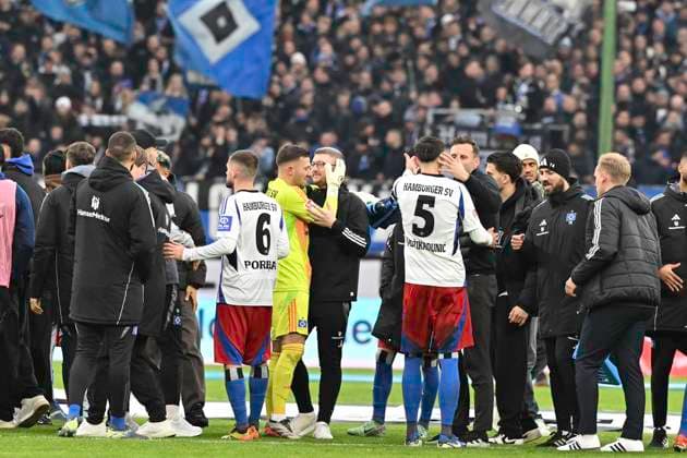 GER; 2. FBL,, Hamburger SV vs SpVgg Greuther Fürth 21.12.2024, Volksparkstadion, Hamburg, GER; 2. FBL, Hamburger SV vs SpVgg Greuther Fürth im Bild die Mannschaft des HSV jubelt ueber den Sieg