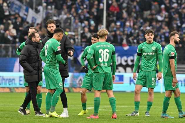 GER; 2. FBL,, Hamburger SV vs SpVgg Greuther Fürth 21.12.2024, Volksparkstadion, Hamburg, GER; 2. FBL, Hamburger SV vs SpVgg Greuther Fürth im Bild die Mannschaft aus Fuerth laesst nach der Niederlage die Koepfe haengen