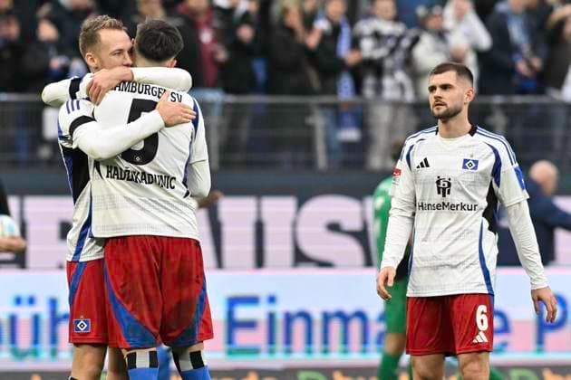 GER; 2. FBL,, Hamburger SV vs SpVgg Greuther Fürth 21.12.2024, Volksparkstadion, Hamburg, GER; 2. FBL, Hamburger SV vs SpVgg Greuther Fürth im Bild die Mannschaft des HSV jubelt ueber den Sieg