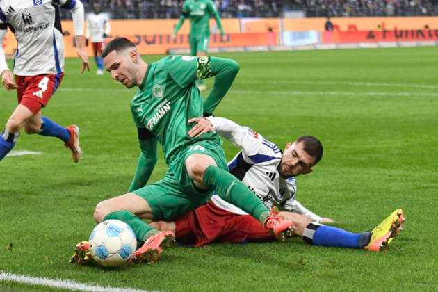 GER; 2. FBL,, Hamburger SV vs SpVgg Greuther Fürth 21.12.2024, Volksparkstadion, Hamburg, GER; 2. FBL, Hamburger SV vs SpVgg Greuther Fürth im Bild Lukasz Poreba (Hamburg 06) versucht sich gegen Branimir Hrgoto Fuerth 10) durchzusetzen