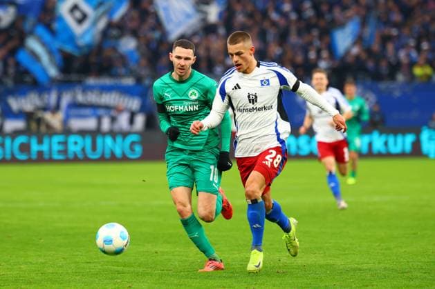 GER,Hamburg, Fussball, DFB, Hamburger SV vs SpVgg Greuther Fuerth , im Hamburger Volksparkstadion , 21.12.2024 , v.l. Branimir Hrgota (SpVgg Greuther Fuerth) , Miro Muheim (Hamburger SV) im Zweikampf DFL regulations prohibit any use of photographs as image sequences and or quasi-video.