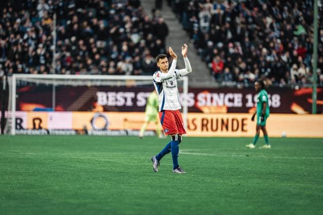 Fußball Männer Saison 2024 2025 2. Fußball-Bundesliga 17. Spieltag Hamburger SV vs. SpVgg Greuther Fürth 21.12.2024 Davie Selke ( 27, HSV) applaudiert nach seiner Auswechslung Hamburg Volksparkstadion Hamburg Deutschland