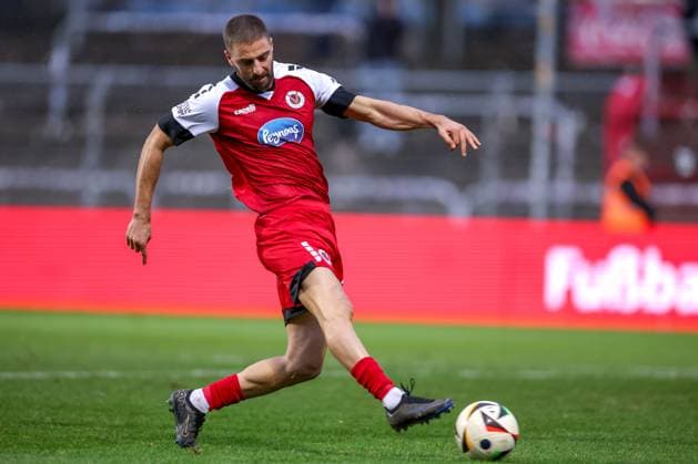 21.12.2024, Fußball, FC Viktoria Köln SV Sandhausen, 3.Liga, Sportpark Höhenberg, Saison 2024 2025: Torjubel nach dem Tor zum 1:0 durch Torschütze Serhat-Semih Güler (Viktoria Köln 30) Schuss Torschuss DFB regulations prohibit any use of photographs as image sequences and or quasi-video. Nordrhein-Westfalen Deutschland
