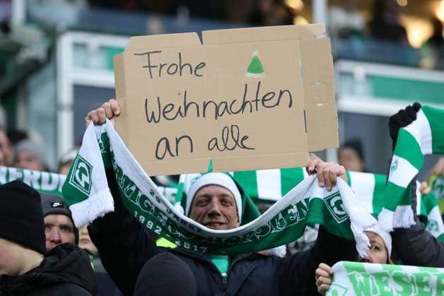 Sport Themen der Woche KW51 21.12.2024, xtgx, Fussball 1.Bundesliga - SV Werder Bremen - 1.FC Union Berlin v.l. Symbolfoto, Symbolbild, Symbol, Bremen Fan mit Plakat (DFL DFB REGULATIONS PROHIBIT ANY USE OF PHOTOGRAPHS as IMAGE SEQUENCES and or QUASI-VIDEO) Bremen *** 21 12 2024, xtgx, Soccer 1 Bundesliga SV Werder Bremen 1 FC Union Berlin v l symbol photo, symbol image, symbol, Bremen fan with poster DFL DFB REGULATIONS PROHIBIT ANY USE OF PHOTOGRAPHS as IMAGE SEQUENCES and or QUASI VIDEO Bremen