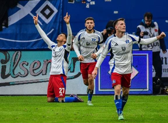 Jubel nach dem 4:0 durch Davie Selke ( HSV ) William Mikelbrencis Emir Sahiti ( HSV ) Deutschland , Hamburg , Volksparkstadion , Fussball , 2 . Bundesliga , Hamburger SV - SpVgg Greuther Fürth