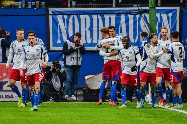 Jubel nach dem 4:0 durch Davie Selke ( Mitte aussen ) der umarmt Adam Karabec Jean-Luc Dompe Immanuel Pherai Schonlau Sebastian William Mikelbrencis ( HSV ) Deutschland , Hamburg , Volksparkstadion , Fussball , 2 . Bundesliga , Hamburger SV - SpVgg Greuther Fürth