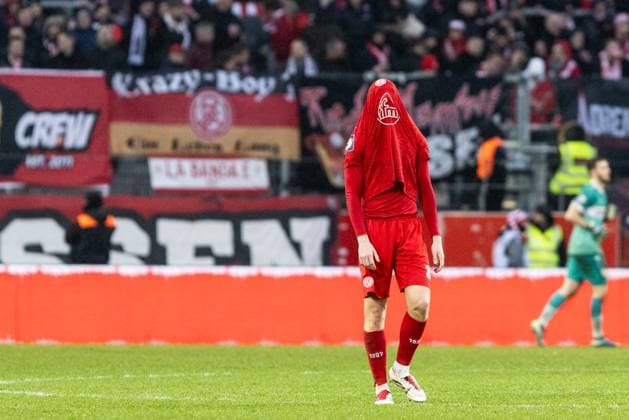 Sport Themen der Woche KW51 Sport Bilder des Tages 3. Liga: Rot-Weiss Essen - VfB Stuttgart II; 21.12.2024 Gianluca Swajkovski (Rot-Weiß Essen, 39) traurig nach dem Spiel. 3. Liga: Rot-Weiss Essen - VfB Stuttgart II; Essen, Stadion an der Hafenstrasse, 21.12.2024 DFB regulations prohibit any use of photographs as image sequences and or quazi-video *** 3 Liga Rot Weiss Essen VfB Stuttgart II 21 12 2024 Gianluca Swajkovski Rot Weiß Essen, 39 sad after the match 3 Liga Rot Weiss Essen VfB Stuttgart II Essen, Stadion an der Hafenstrasse, 21 12 2024 DFB regulations prohibit any use of photographs as image sequences and or quazi video Copyright: xBEAUTIFULxSPORTS Buriakovx