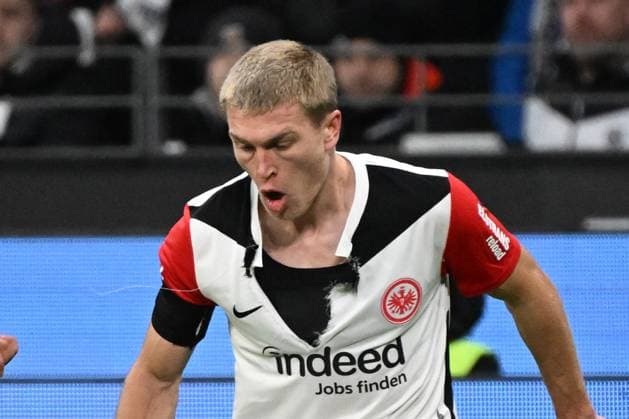 Sport Themen der Woche KW51 Sport Bilder des Tages 21.12.2024, xjhx, Fussball 1.Bundesliga, Eintracht Frankfurt - FSV Mainz 05 emspor, v.l. Rasmus Kristensen (Eintracht Frankfurt) mit zerrissenen Trikot (DFL DFB REGULATIONS PROHIBIT ANY USE OF PHOTOGRAPHS as IMAGE SEQUENCES and or QUASI-VIDEO) Frankfurt am Main *** 21 12 2024, xjhx, Fussball 1 Bundesliga, Eintracht Frankfurt FSV Mainz 05 emspor, v l Rasmus Kristensen Eintracht Frankfurt mit zerrissenen Trikot DFL DFB REGULATIONS PROHIBIT ANY USE OF PHOTOGRAPHS as IMAGE SEQUENCES and or QUASI VIDEO Frankfurt am Main