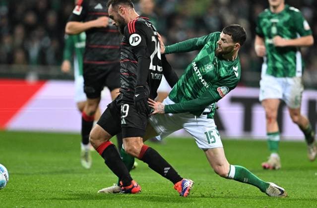 GER, 1. FBL, SV Werder Bremen vs 1.FC Union Berlin 21.12.2024, wohninvest Weserstadion, Bremen, GER, 1. FBL, SV Werder Bremen vs 1.FC Union Berlin im Bild picture shows Lucas Tousart (1.FC Union Berlin 29) im Zweikampf gegen Oliver Burke (Werder Bremen 15)