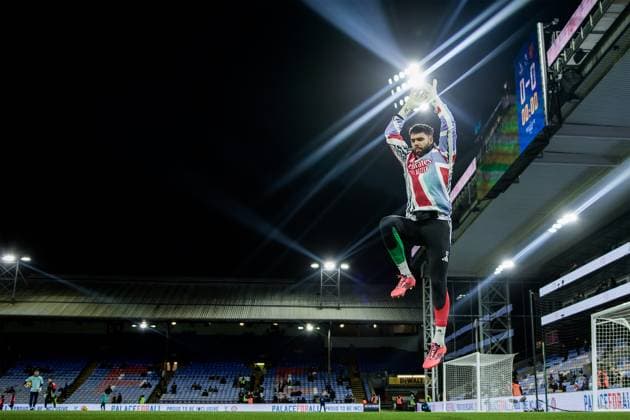 Sport Themen der Woche KW51 Sport Bilder des Tages London, England, December 21 2024: David Raya (22 Arsenal) warming up before the Premier League game between Crystal Palace and Arsenal at Selhurst Park in London, England. (Pedro Porru SPP)  Copyright: xPedroxPorru SPPx spp-en-PePo-HE5A6040_DxO