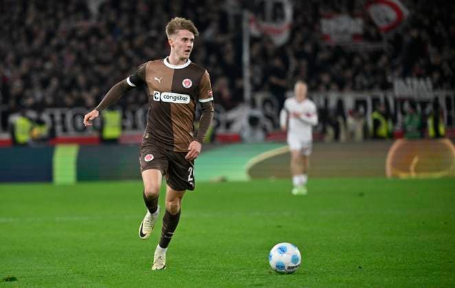 Erik Ahlstrand FC St. Pauli (20) Aktion am Ball VfB Stuttgart vs FC St Pauli 21.12.2024 DFL REGULATIONS PROHIBIT ANY USE OF PHOTOGRAPHS AS IMAGE SEQUENCES AND OR QUASI-VIDEO VfB Stuttgart vs FC St Pauli