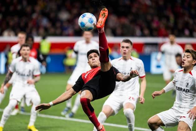 Sport Themen der Woche KW51 Sport Bilder des Tages Leverkusen, Bayarena, 21.12.2024: Piero Hincapie (Bayer 04 Leverkusen) mit einem Fallrückzieher beim Spiel der 1.Bundesliga Bayer 04 Leverkusen vs. SC Freiburg. *** Leverkusen, Bayarena, 21 12 2024 Piero Hincapie Bayer 04 Leverkusen with a bicycle kick during the 1 Bundesliga match Bayer 04 Leverkusen vs SC Freiburg