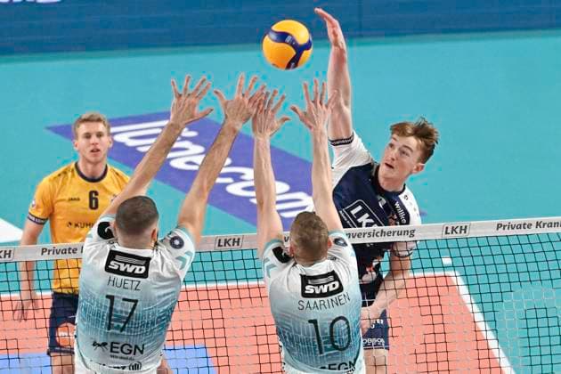 Volleyball, VBL, SVG Lüneburg - SWD powervolleys Düren GER; 1.VBL, SVG Lueneburg vs SWD powervolleys Dueren 21.12.2024, LKH Arena, Lueneburg, GER; 1. VBL, SVG Lueneburg vs SWD powervolleys Dueren im Bild Tomi Saarinen (Dueren 10) und Francois Huetz (Dueren 17) versuchen sich gegen Oskar Espeland (Lueneburg 09) durchzusetzen