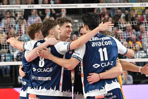 Volleyball, VBL, SVG Lüneburg - SWD powervolleys Düren GER; 1.VBL, SVG Lueneburg vs SWD powervolleys Dueren 21.12.2024, LKH Arena, Lueneburg, GER; 1. VBL, SVG Lueneburg vs SWD powervolleys Dueren im Bild die Lueneburger Mannschaft jubelt