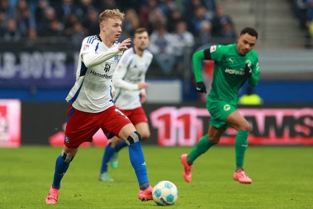 2.Liga Saison 2024-2025 17.Spieltag 21.12.2025 Hamburger SV - SpVgg Greuther Fuerth im Volksparkstadion Adam Karabec (Hamburger SV) DFL REGULATIONS PROHIBIT ANY USE OF PHOTOGRAPHS AS IMAGE SEQUENCES AND OR QUASI-VIDEO Foto: Michael Schwarz
