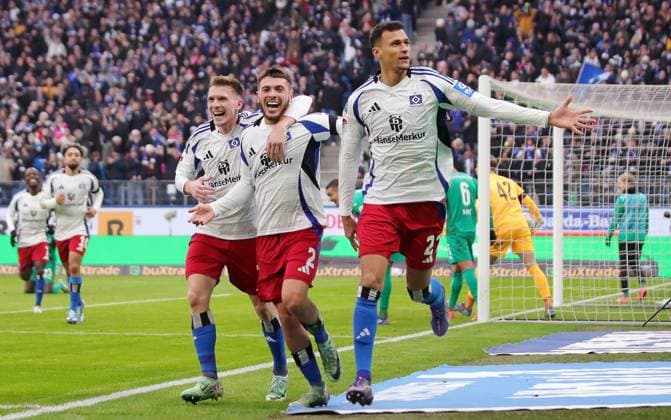 2.Liga Saison 2024-2025 17.Spieltag 21.12.2025 Hamburger SV - SpVgg Greuther Fuerth im Volksparkstadion 4 -0 Torjubel v.l.: Emir Sahiti (Hamburger SV), William Mikelbrencis (Hamburger SV), Davie Selke (Hamburger SV) DFL REGULATIONS PROHIBIT ANY USE OF PHOTOGRAPHS AS IMAGE SEQUENCES AND OR QUASI-VIDEO Foto: Michael Schwarz