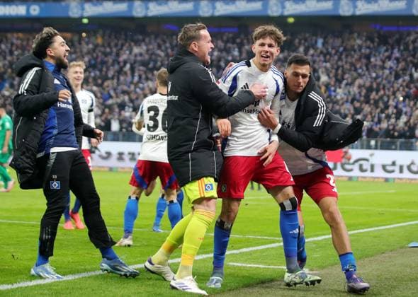 2.Liga Saison 2024-2025 17.Spieltag 21.12.2025 Hamburger SV - SpVgg Greuther Fuerth im Volksparkstadion 5 - 0 Torjubel v.l.: AImmanuel Pherai (Hamburger SV), Tom Mickel (Hamburger SV), Otto Stange (Hamburger SV), Davie Selke (Hamburger SV) DFL REGULATIONS PROHIBIT ANY USE OF PHOTOGRAPHS AS IMAGE SEQUENCES AND OR QUASI-VIDEO Foto: Michael Schwarz