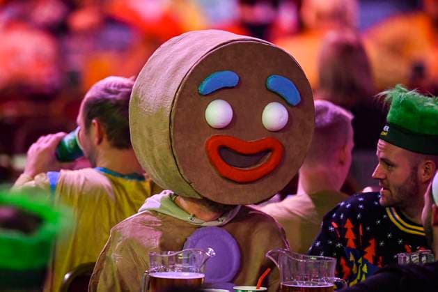 Sport Themen der Woche KW51 Sport Bilder des Tages 21st December 2024, Alexandra Palace, London, England; 2024 25 PDC Paddy Power World Darts Championships Day 7; A fan dressed as the gingerbread man  ActionPlus12729621 GodfreyxPitt