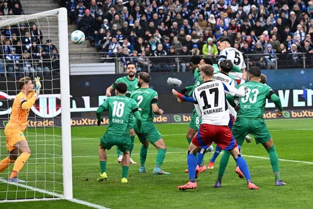 Fussballl I Männer I Saison 2024 2025 I 2. Bundesliga I 17. Spieltag I Hamburger SV - SpVgg Greuther Fürth I 21.12.2024 Das 1:0 durch Dennis Hadzikadunic (HSV 5) Hamburg Hamburg Deutschland