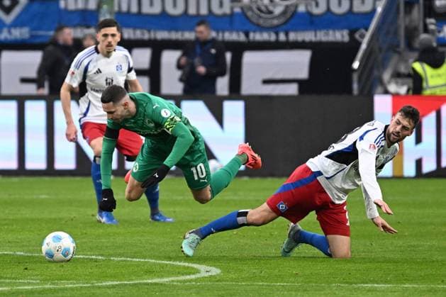 Fussballl I Männer I Saison 2024 2025 I 2. Bundesliga I 17. Spieltag I Hamburger SV - SpVgg Greuther Fürth I 21.12.2024 v.l.: Branimir Hrgota (Fürth)Jonas Meffert (HSV) Hamburg Hamburg Deutschland