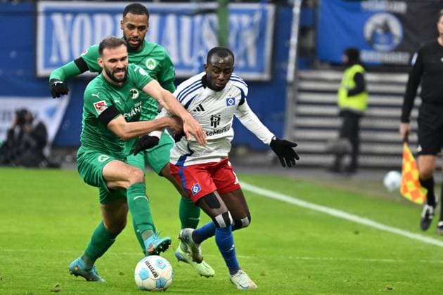 Fussballl I Männer I Saison 2024 2025 I 2. Bundesliga I 17. Spieltag I Hamburger SV - SpVgg Greuther Fürth I 21.12.2024 v.l..: Simon Asta und Marlon Mustapha (Fürth) - Jean-Luc Dompe (HSV) Hamburg Hamburg Deutschland