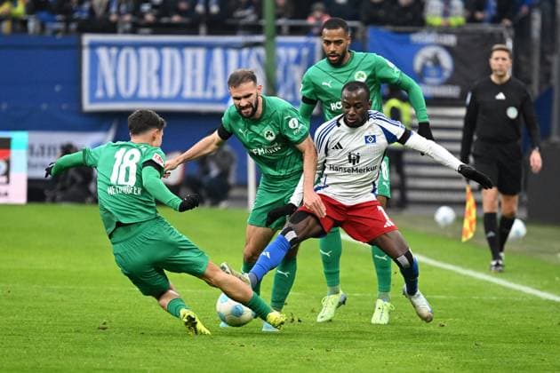 Fussballl I Männer I Saison 2024 2025 I 2. Bundesliga I 17. Spieltag I Hamburger SV - SpVgg Greuther Fürth I 21.12.2024 v.l..: Marco Meyerhöfer, Simon Asta und Marlon Mustapha (alle Fürth) - Jean-Luc Dompe (HSV) Hamburg Hamburg Deutschland