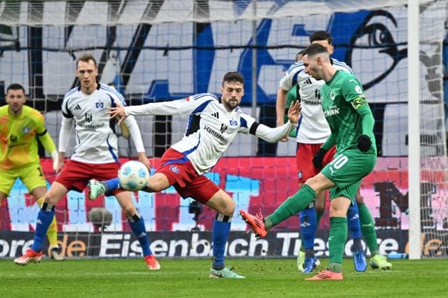 Fussballl I Männer I Saison 2024 2025 I 2. Bundesliga I 17. Spieltag I Hamburger SV - SpVgg Greuther Fürth I 21.12.2024 v.l.: Jonas Meffert (HSV) - Branmnir Hrgota (Fürth) Hamburg Hamburg Deutschland