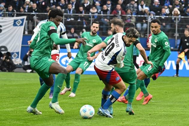 Fussballl I Männer I Saison 2024 2025 I 2. Bundesliga I 17. Spieltag I Hamburger SV - SpVgg Greuther Fürth I 21.12.2024 v.l.: Gidion Jung (Fürth) - Immanuel Pherai (HSV) Hamburg Hamburg Deutschland