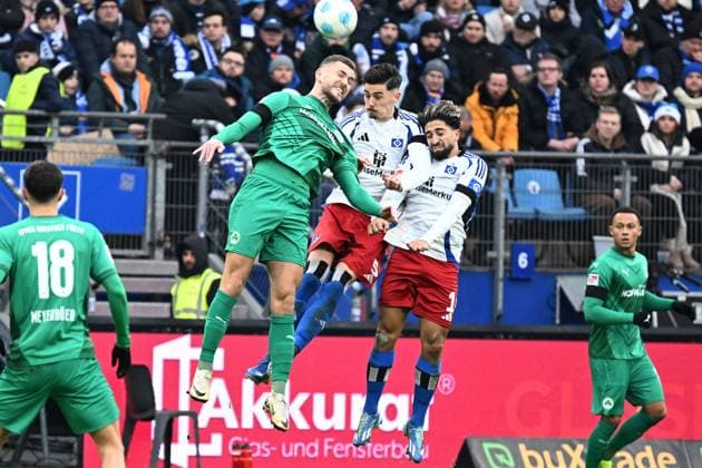 Fussballl I Männer I Saison 2024 2025 I 2. Bundesliga I 17. Spieltag I Hamburger SV - SpVgg Greuther Fürth I 21.12.2024 v.l.: Dennis Srbeny (Fürth) - Dennis Hadzikadunic und Immanuel Pherai (beide HSV) Hamburg Hamburg Deutschland