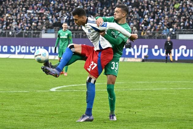 Fussballl I Männer I Saison 2024 2025 I 2. Bundesliga I 17. Spieltag I Hamburger SV - SpVgg Greuther Fürth I 21.12.2024 v.l.: Davie Selke (HSV) - Maximilian Dietz (Fürth) Hamburg Hamburg Deutschland
