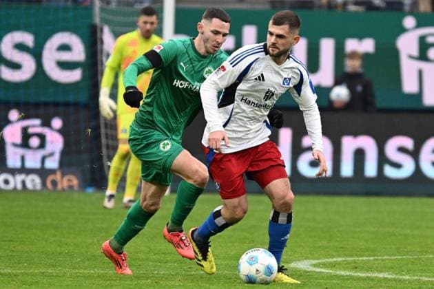 Fussballl I Männer I Saison 2024 2025 I 2. Bundesliga I 17. Spieltag I Hamburger SV - SpVgg Greuther Fürth I 21.12.2024 v.l.: Branimir Hrgota (Fürth) gegen Dennis Hadzikadunic (HSC) Hamburg Hamburg Deutschland