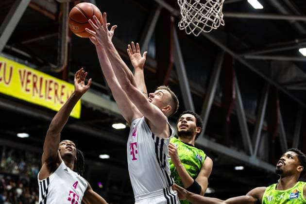 Sport Themen der Woche KW51 Sport Bilder des Tages easyCredit Basketball Bundesliga, BBL, Saison 2024 2025, Herren. 21.12.2024, Niners Chemnitz - Telekom Baskets Bonn, Thomas Kennedy (Telekom Baskets Bonn, No54) Copyright. Alexander Trienitz. *** easyCredit Basketball Bundesliga, BBL, Season 2024 2025, Men 21 12 2024, Niners Chemnitz Telekom Baskets Bonn, Thomas Kennedy Telekom Baskets Bonn, No54 Copyright Alexander Trienitz