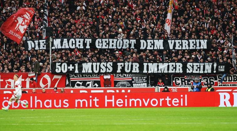 21.12.2024, Deutschland, Stuttgart, Fußball Bundesliga, Saison 2024 2025, VfB Stuttgart, vs. FC St. Pauli, Banner in Cannstatter Kurve: Die Macht gehört dem Verein. 50 + 1 muss für immer sein! Gemäß den Vorgaben der DFL Deutsche Fußball Liga ist es untersagt, in dem Stadion und oder vom Spiel angefertigte Fotoaufnahmen in Form von Sequenzbildern und oder videoähnlichen Fotostrecken zu verwerten bzw. verwerten zu lassen.