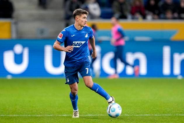 Tom Bischof (Hoffenheim, 7), am Ball, Freisteller, Ganzkörper, Einzelbild, Einzelfoto, Aktion, Action, 21.12.2024, Sinsheim (Deutschland), Fussball, Bundesliga, TSG 1899 Hoffenheim - Borussia Mönchengladbach, DFB DFL REGULATIONS PROHIBIT ANY USE OF PHOTOGRAPHS AS IMAGE SEQUENCES AND OR QUASI-VIDEO.