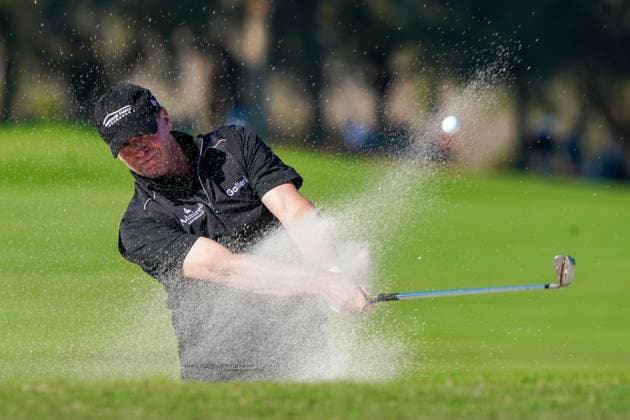 December 21, 2024, Orlando, Florida, USA: Steve Stricker hits out of a greenside bunker on the 18th hole during the first round of the PNC Championship at the Ritz-Carlton Golf Club. Orlando USA - ZUMAw109 20241221_fap_w109_018 Copyright: xDebbyxWongx