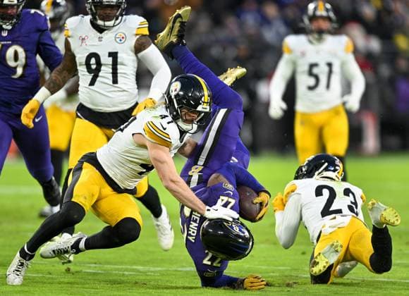 Sport Themen der Woche KW51 Sport Bilder des Tages Baltimore Ravens running back Derrick Henry (22) is upended by Pittsburgh Steelers linebacker Payton Wilson (41) and safety Damontae Kazee (23) on a first down run during the first half at M&T Bank Stadium in Baltimore, Maryland, on Saturday, December 21, 2024.  BAL20241221109 DAVIDxTULIS